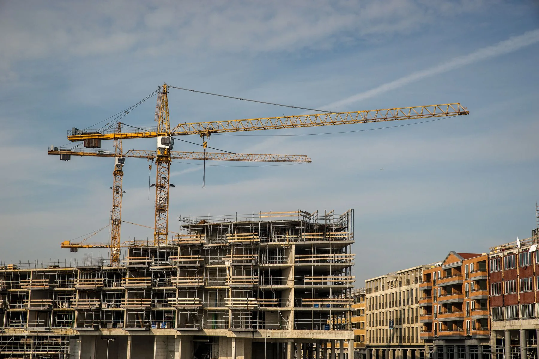 Grúas y estructuras en un proyecto de construcción, fotografía referencial